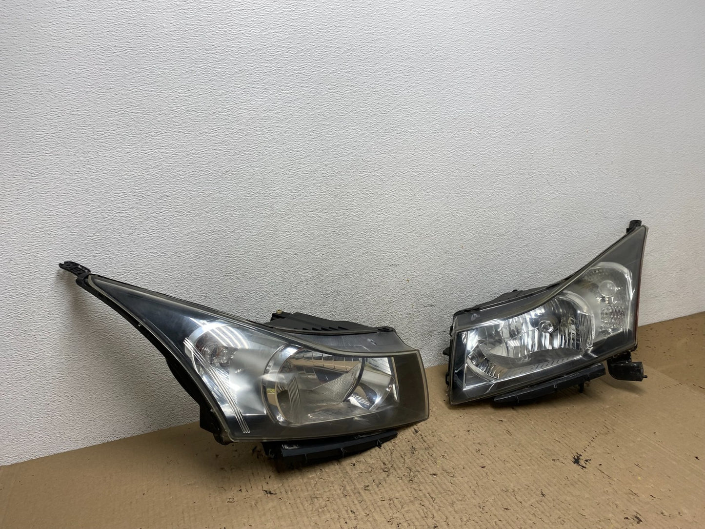 2011 to 2015 Chevrolet Cruze Halogen Left+Right Set Headlights AF7098 DW2