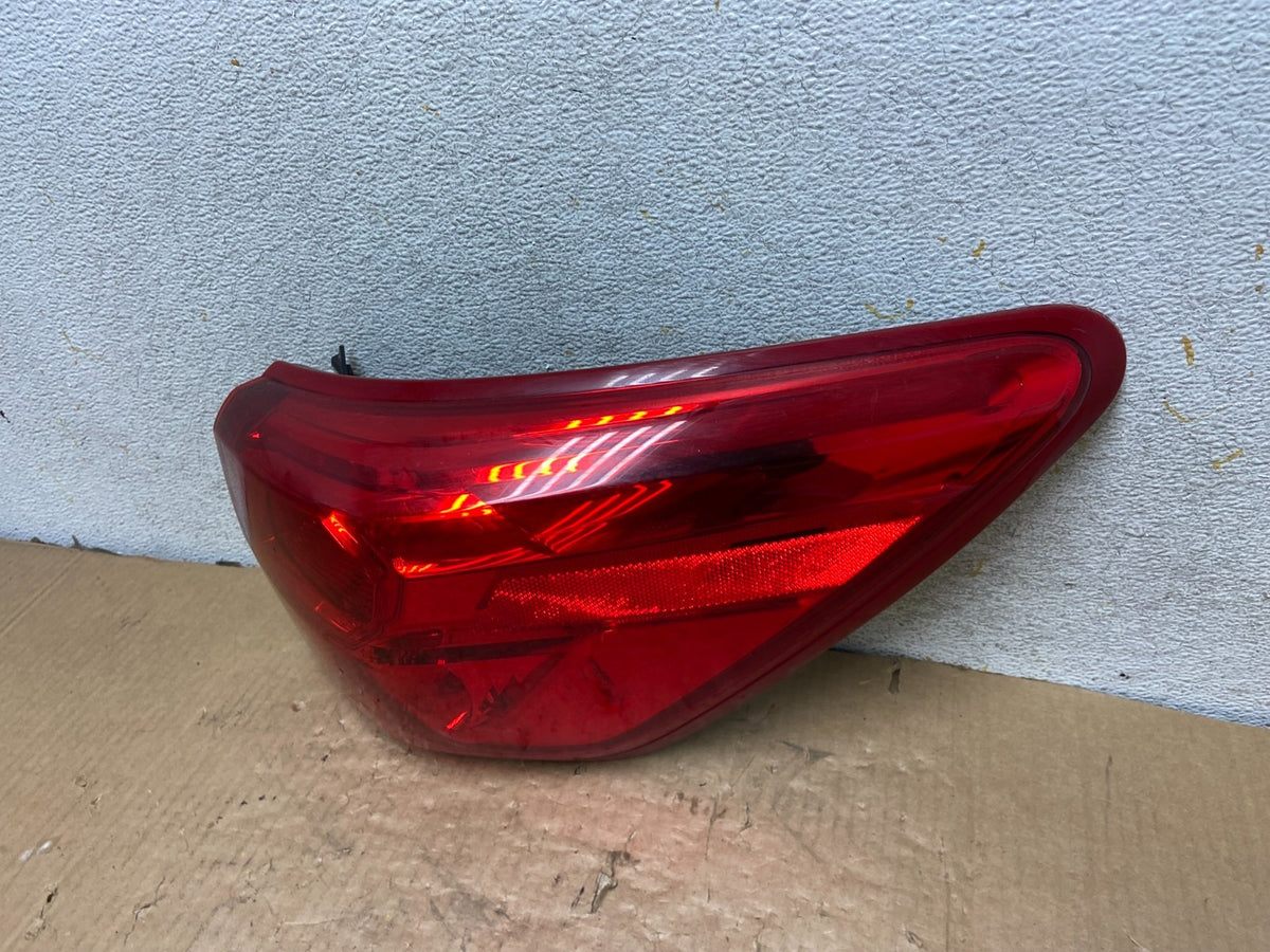 2017 - 2020 Nissan Pathfinder Right Passenger RH Tail light AI8313 DW1