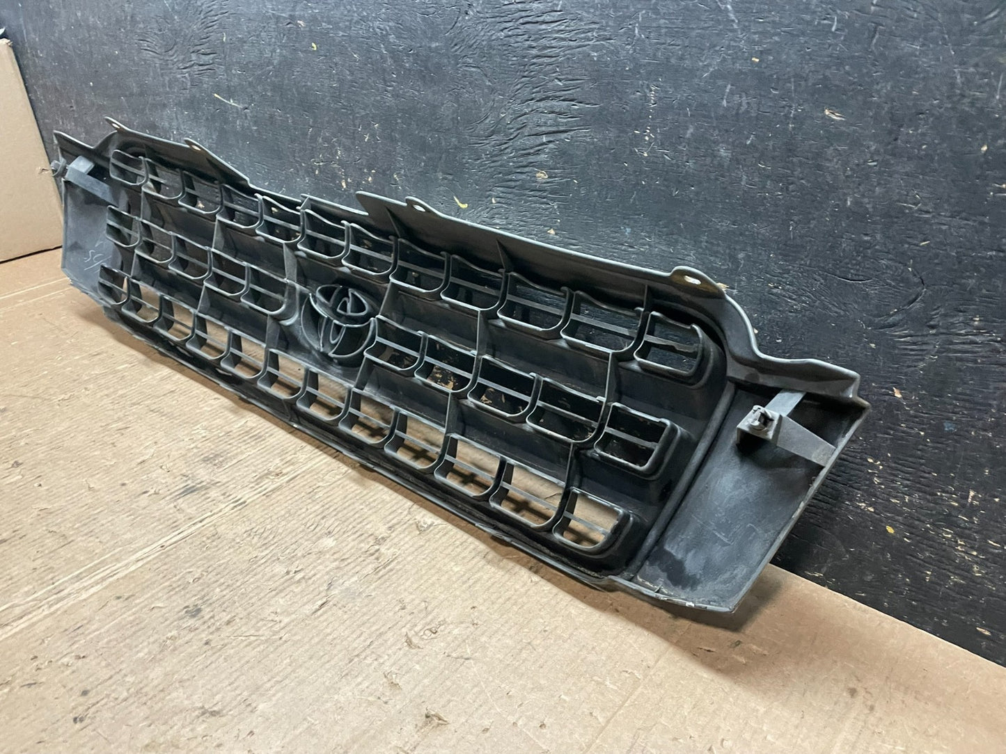 2001 to 2003 Toyota Highlander Front Upper Grille Grill With Emblem OEM Z8085 DG11