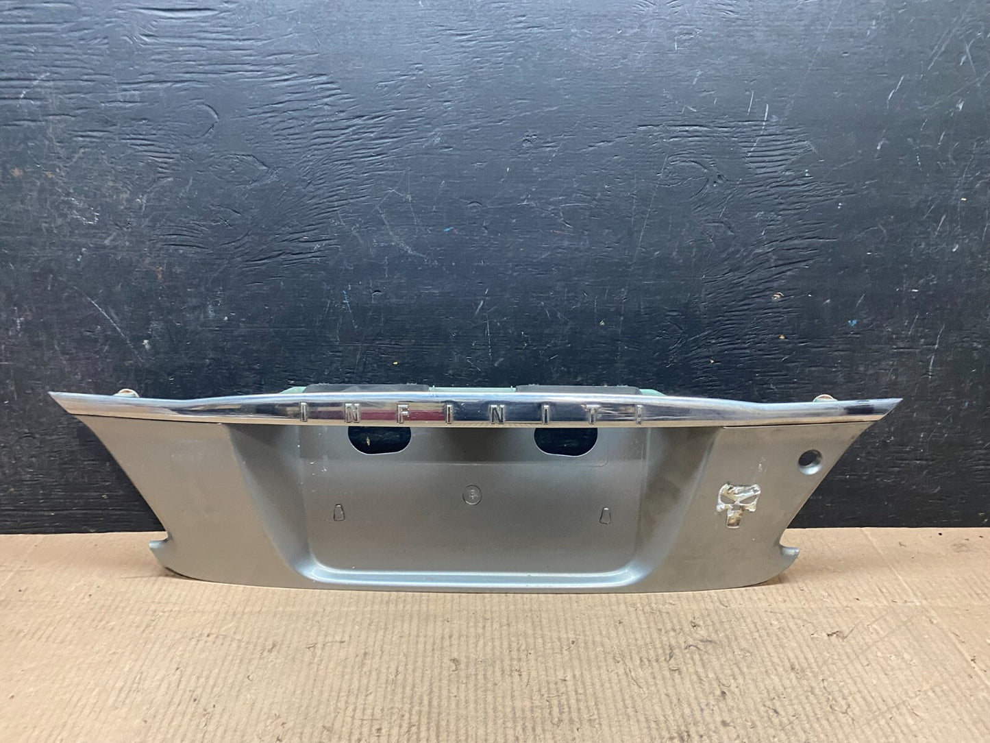 2000 2001 Infiniti I30 Rear Trunk Deck Lid Finish Panel License Plate Trim J73010