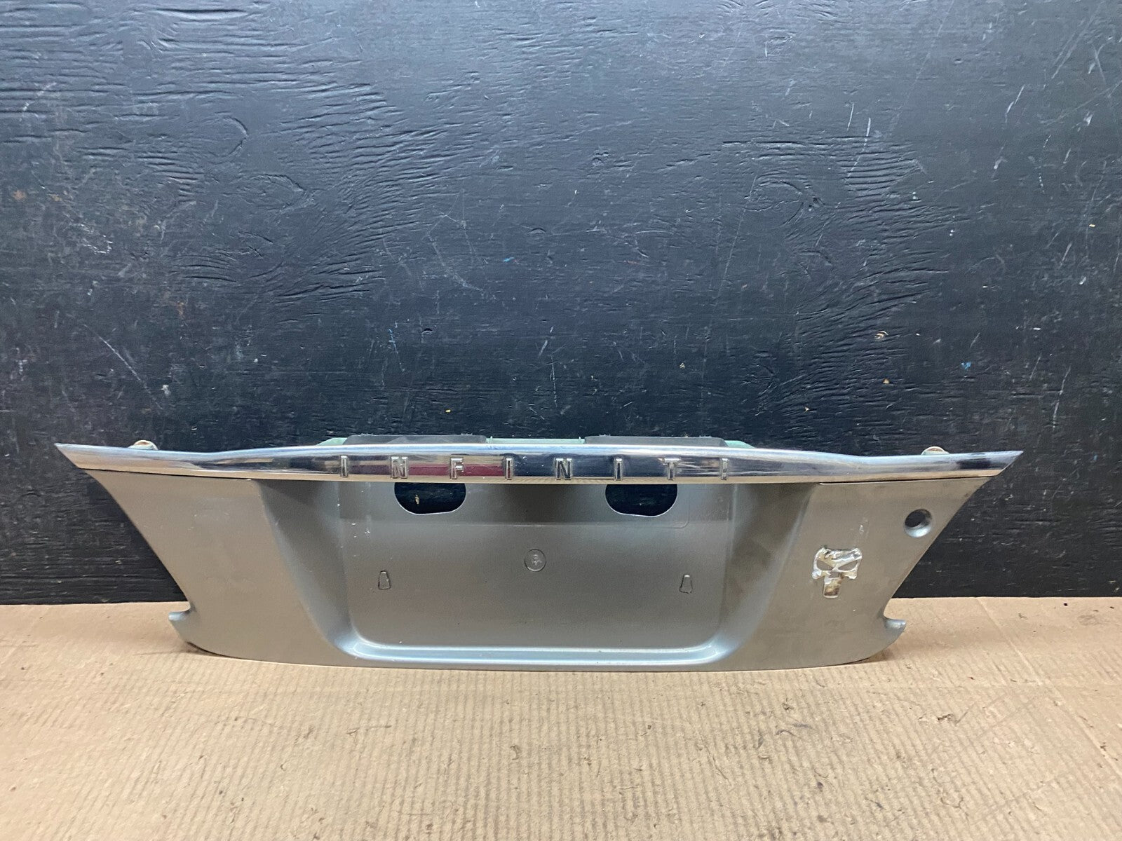 2000 2001 Infiniti I30 Rear Trunk Deck Lid Finish Panel License Plate Trim J73010