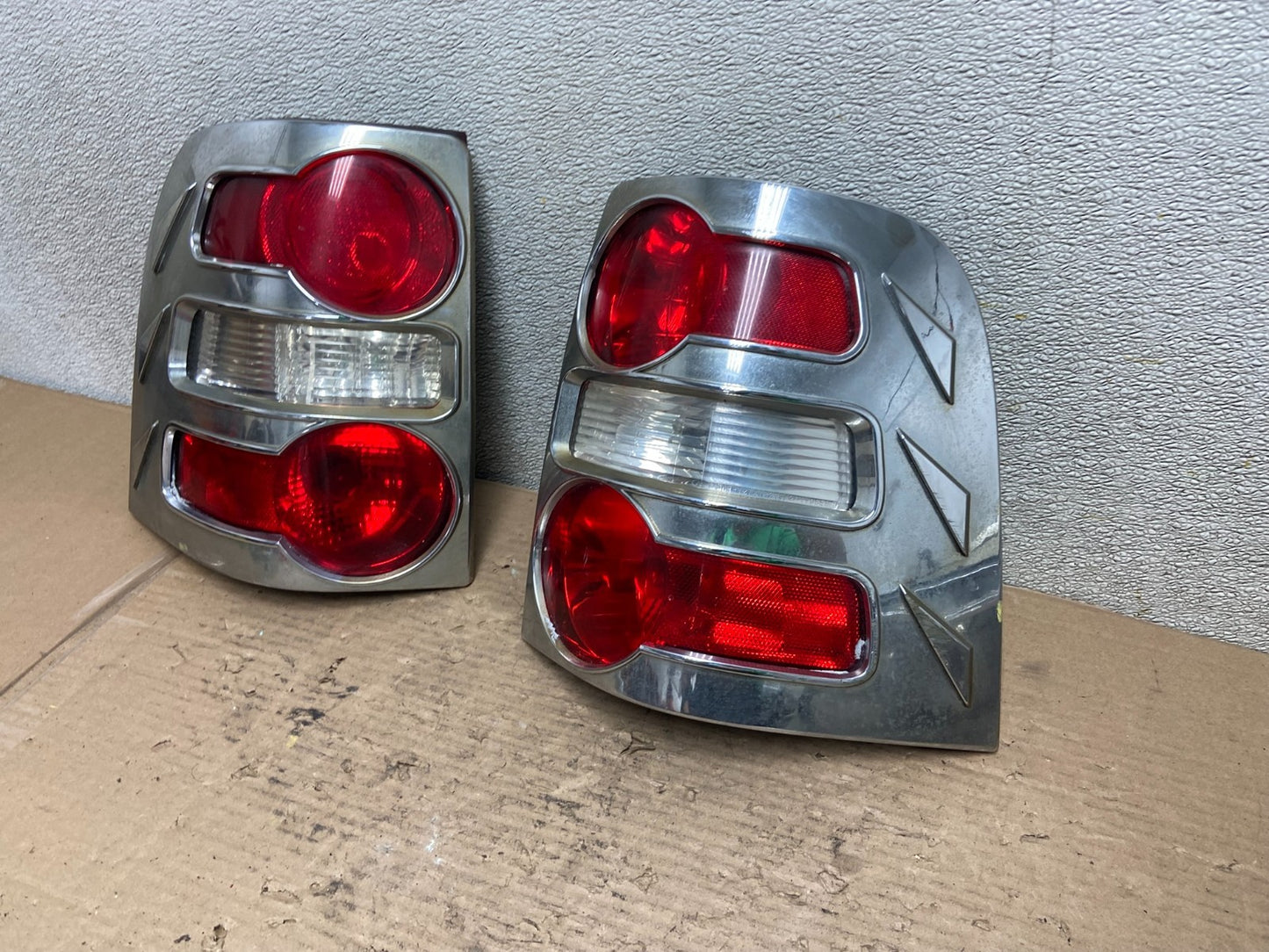 2006 to 2010 Ford Explorer Left+Right Side Tail lights OEM AA9582 LK1