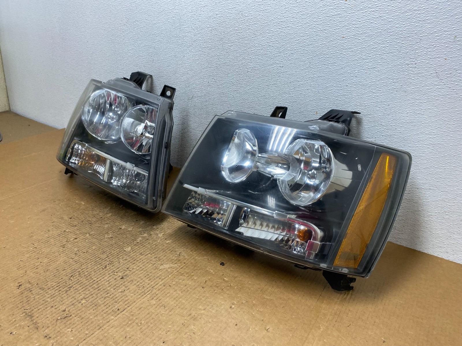 2007 to 2013 Chevrolet Suburban Tahoe Left+Right Set Headlights AE2720 DW1