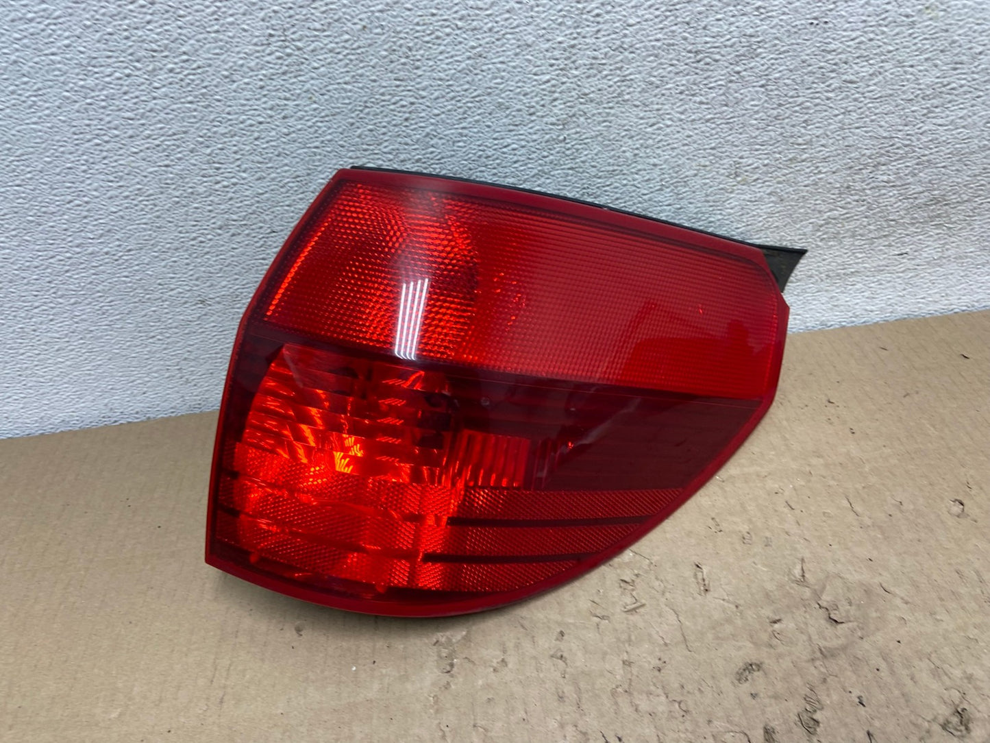 2004-2005 Toyota Sienna Right Passenger Rh Side Tail Light AG6556 LK0