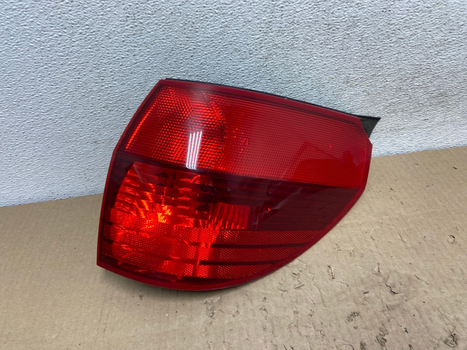 2004-2005 Toyota Sienna Right Passenger Rh Side Tail Light AG6556 LK0
