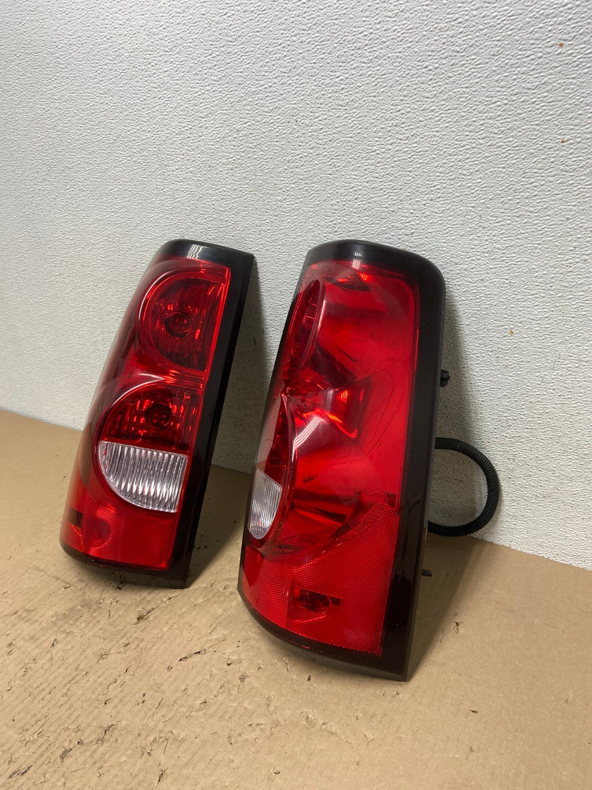 2003-2006 Chevrolet Silverado Left + Right Side Tail lights AE8846 LK1
