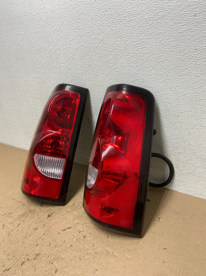 2003-2006 Chevrolet Silverado Left + Right Side Tail lights AE8846 LK1