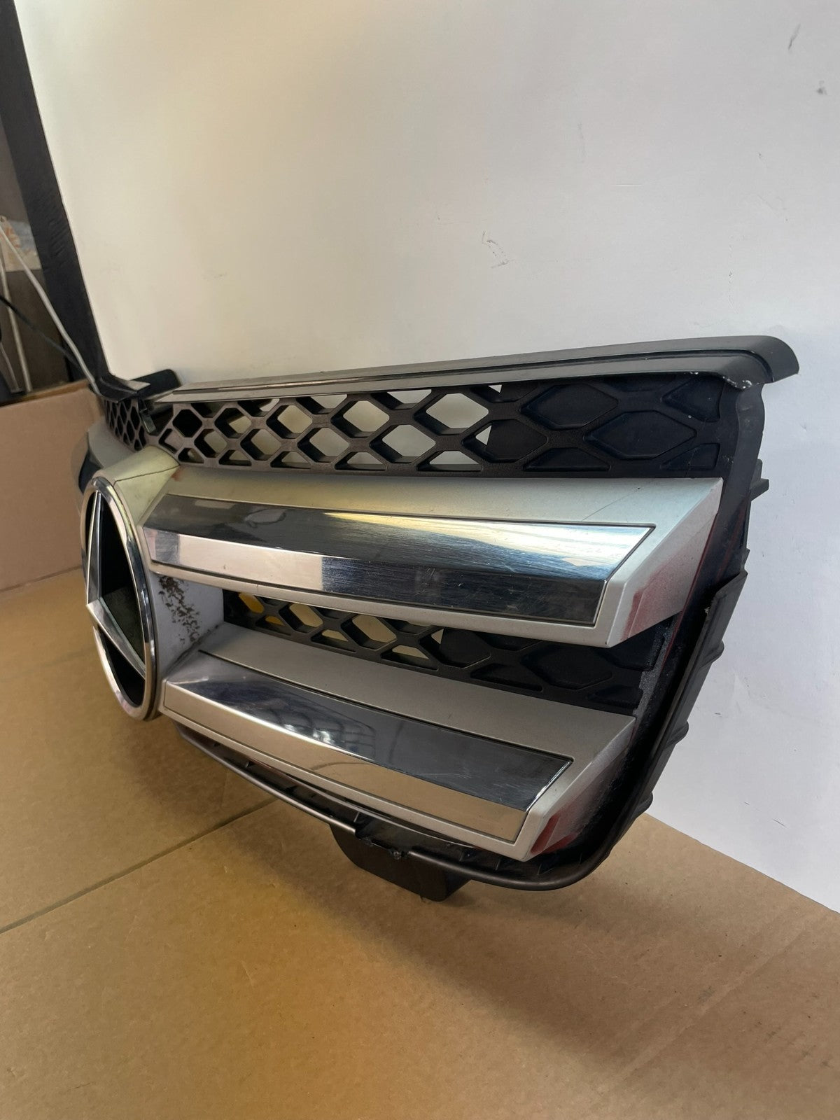 2007-2009 Mercedes X164 GL450 GL320 Front Bumper Upper Grille Grill AH6060 DG1