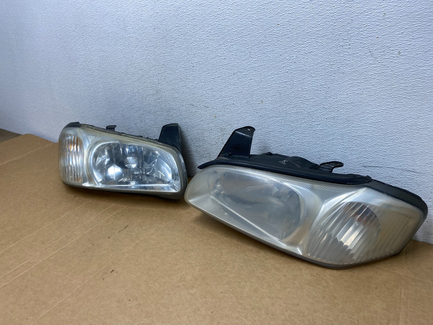 2000 to 2001 Nissan Maxima Left+Right Side Set Halogen Headlights AD5283 DW1