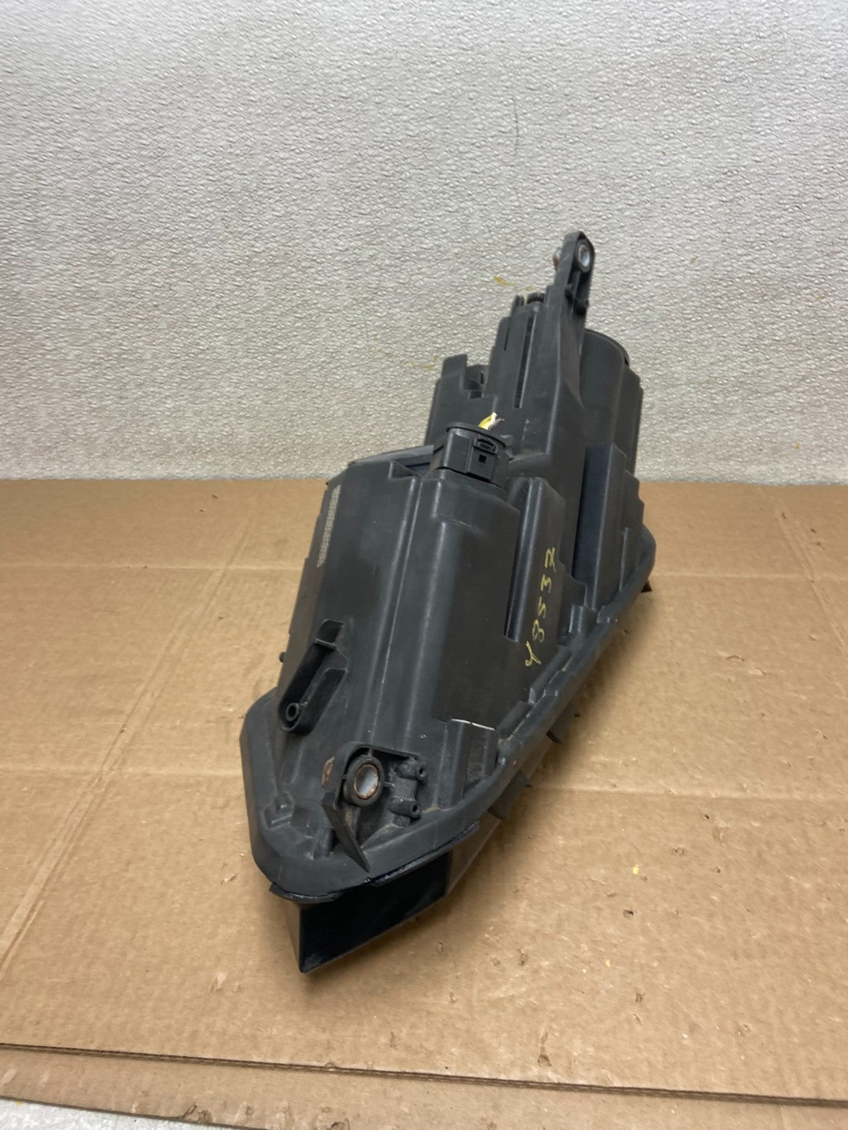 2012 to 2018 Volkswagen Tiguan Right Passenger RH Halogen Headlight Y8537 DG8