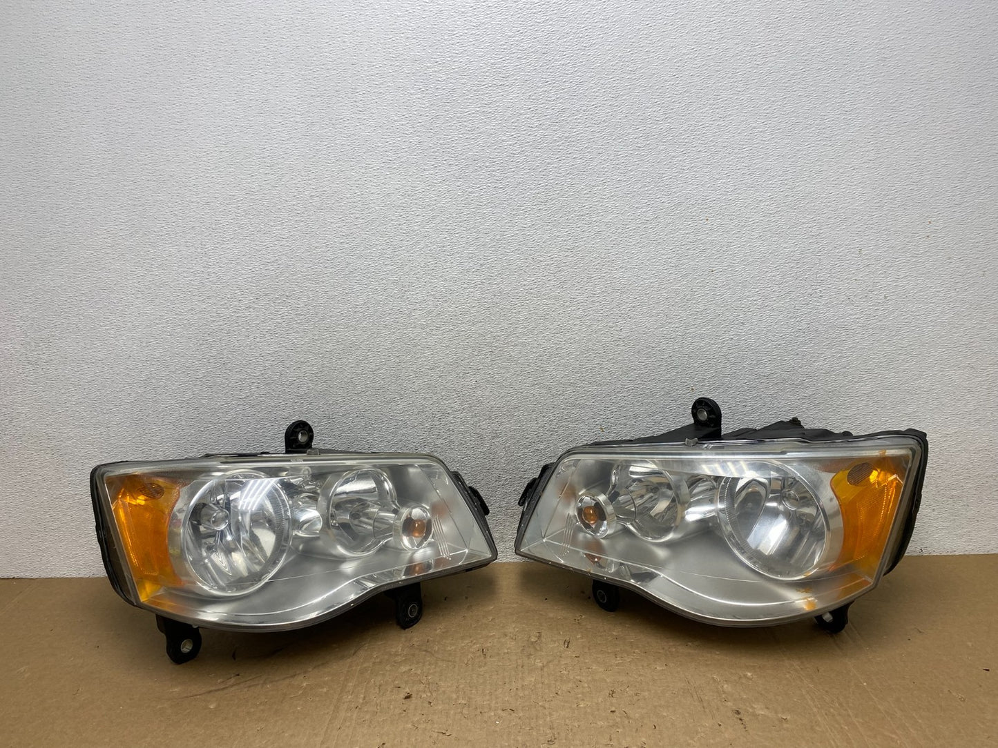 2008 to 2016 Chrysler Town and Country Left+Right Side Headlights AG1109 DW0