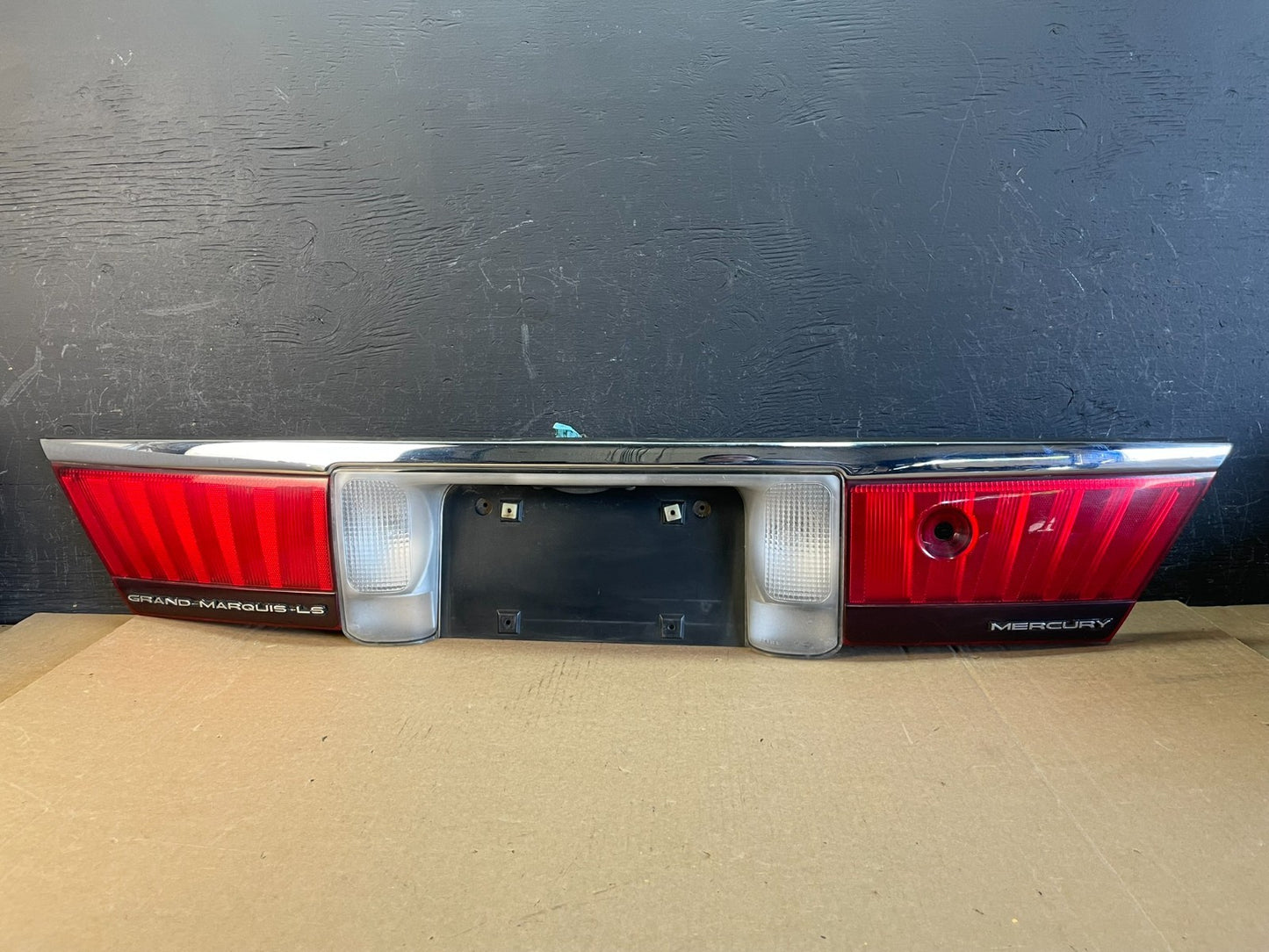 1998 to 2002 Mercury Grand Marquis Trunk Lid Center Tail Light AD0056 DG0