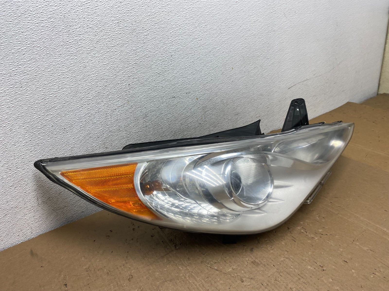 2011 - 2014 Hyundai Sonata Right Passenger Rh Side Headlight Halogen AD8177 DW2