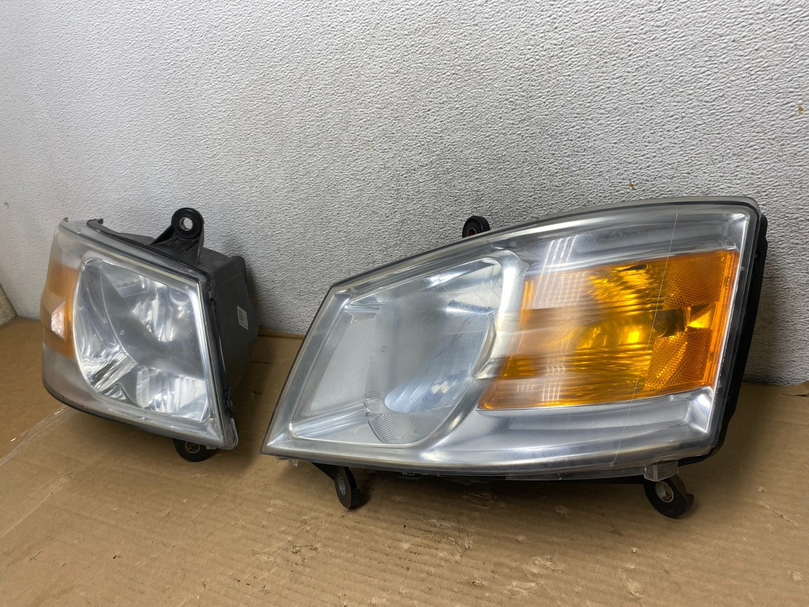 2008 to 2010 Dodge Caravan Left+Right Set Side Halogen Headlights AG9238 DW2