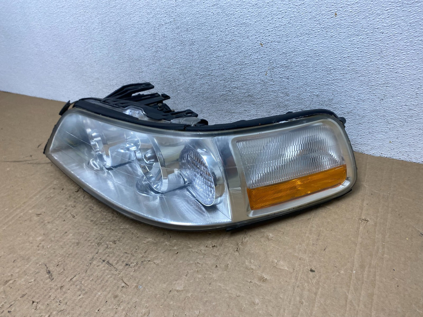 2005 to 2011 Lincoln Town Car Left Driver LH Side Headlight AG1181 DW1