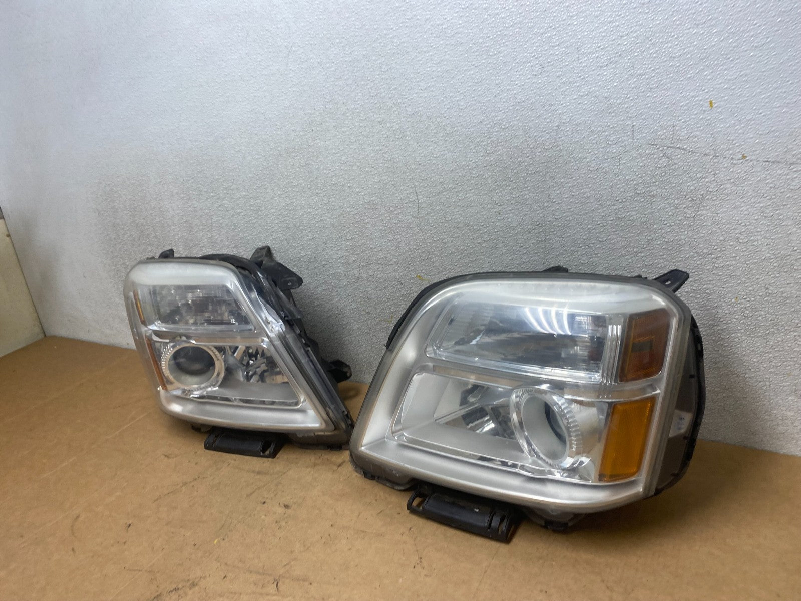 2010 to 2015 GMC Terrain Halogen Left+Right Side Headlights X4747 DW1