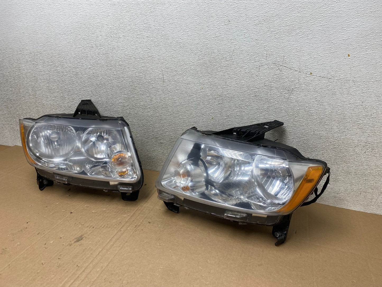 2011-2013 Jeep Grand Cherokee Left+Right Halogen Headlights T8174 DW1