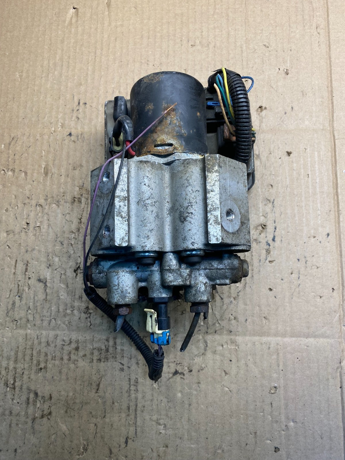 1998 to 1999 Chevrolet Suburban Anti-Lock Brake Pump/Module 12765501 AB27870