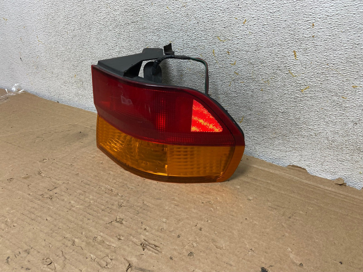 2002 2003 2004 Honda Odyssey Right Passenger Side Tail Light AH8977 LK2