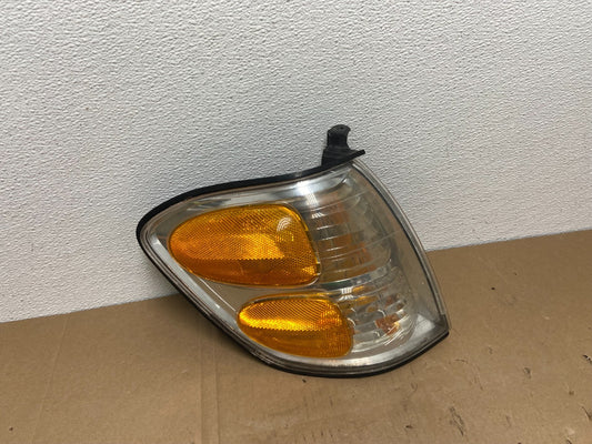 2001 - 2004 Toyota Sequoia Right Passenger Side Parking Turn Signal OEM AB68210