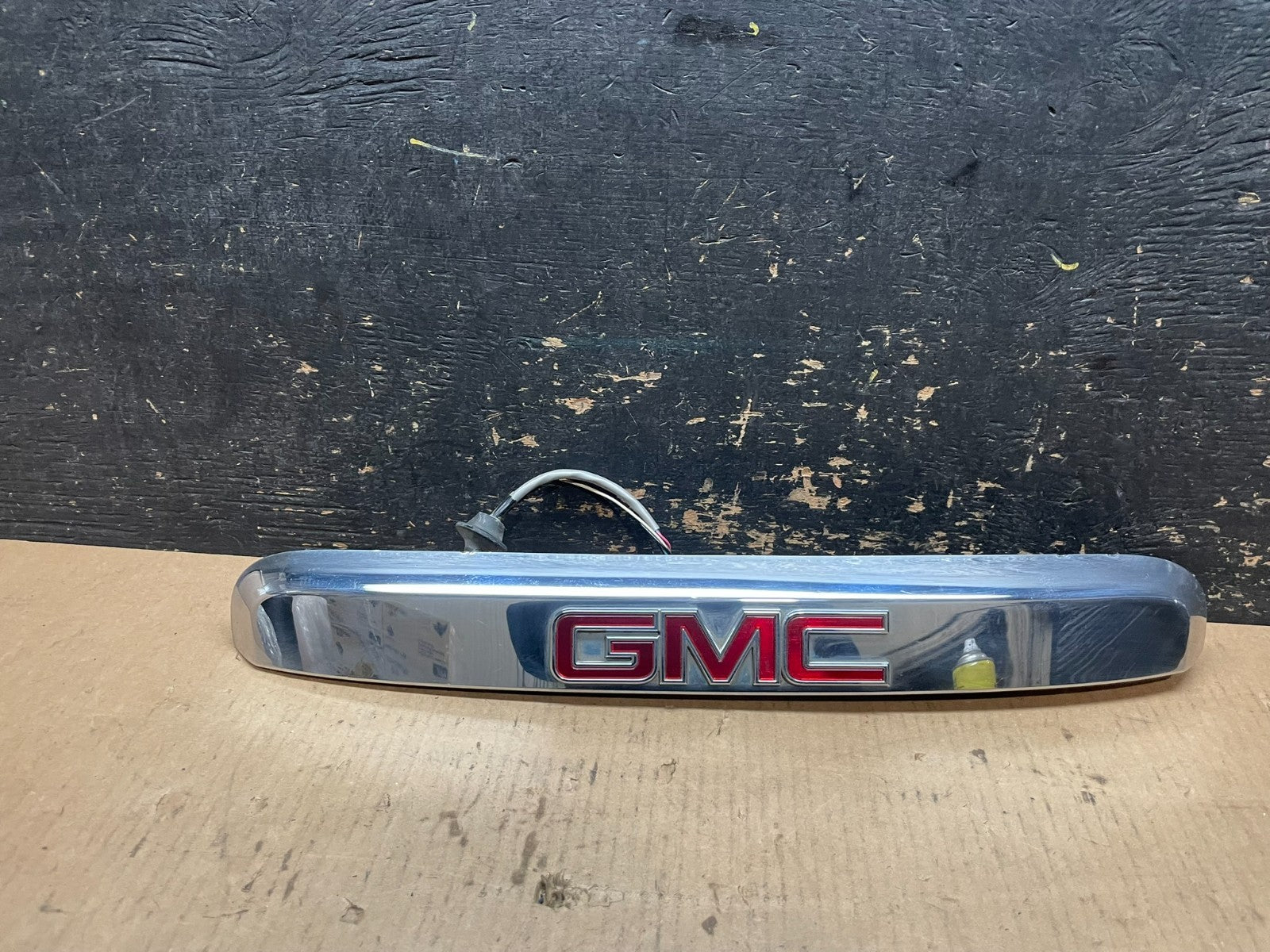 2007-2012 GMC Acadia Chrome Tailgate Rear Finish Molding Back W/Camera AC1875 DG0