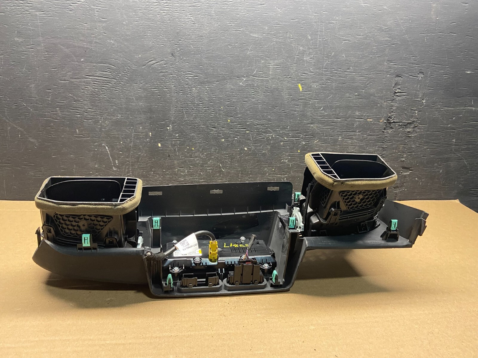 2020 to 2023 Ford  Explorer Console Radio Display Screen Air Vents L1855 DG Oem5