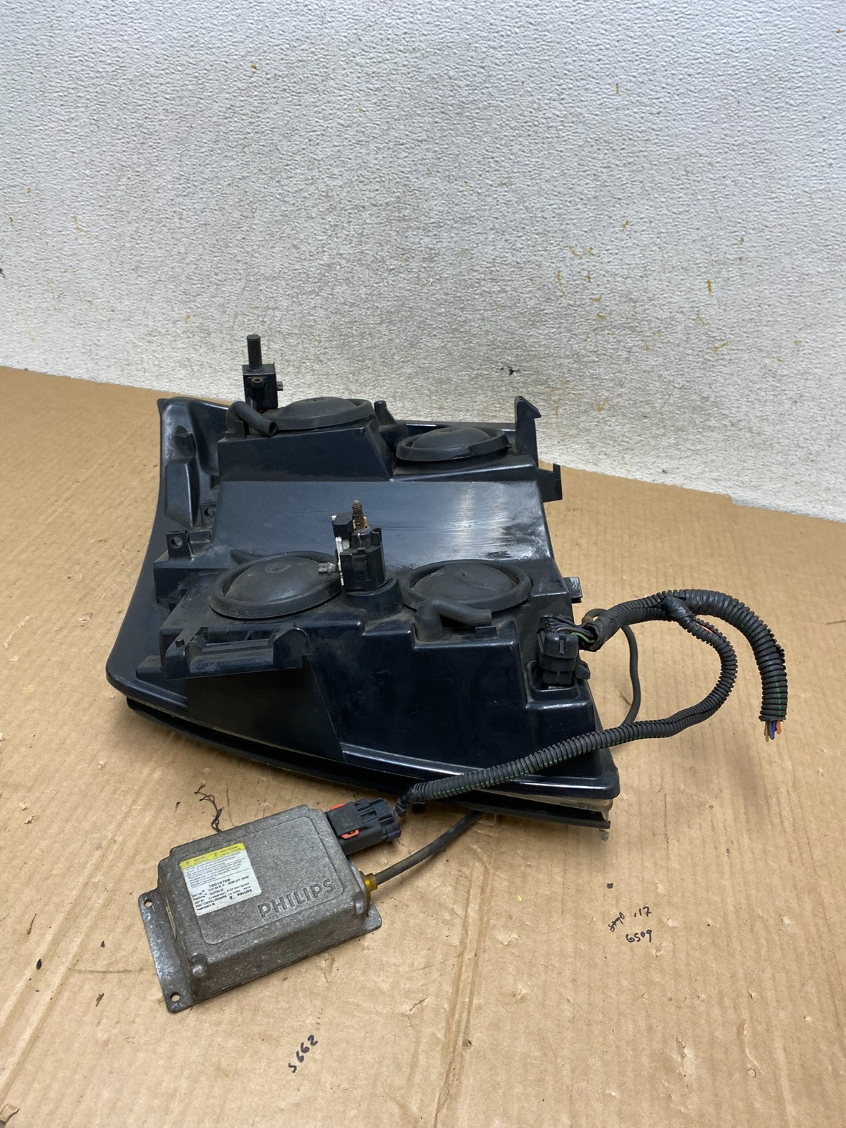 2002-2006 Cadillac Escalade Right Passenger Side Xenon Headlight AI6557 DW8