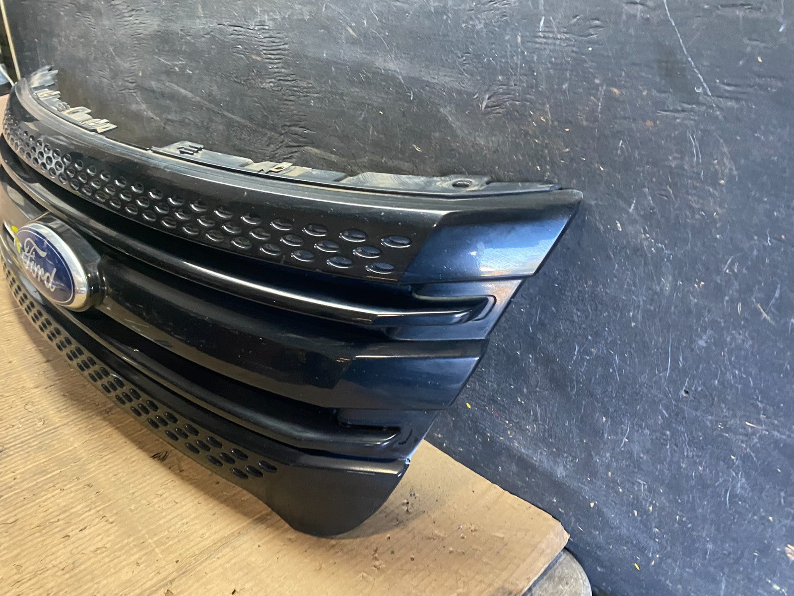 2011 to 2015 Ford Explorer Upper Front Grill Grille Oem S9587 DG1