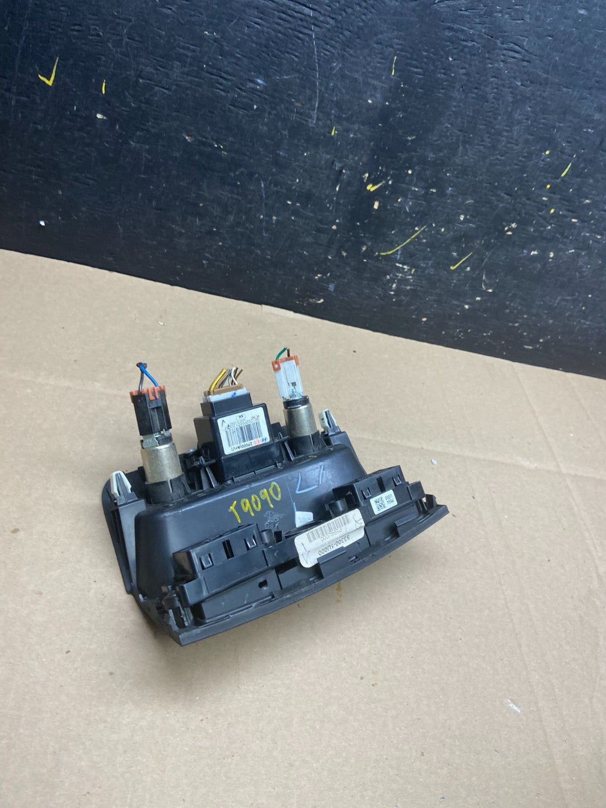 2011-2013 Kia Sorento Center Seat Heater Switches Aux USB Power Outlet T9090 DG3