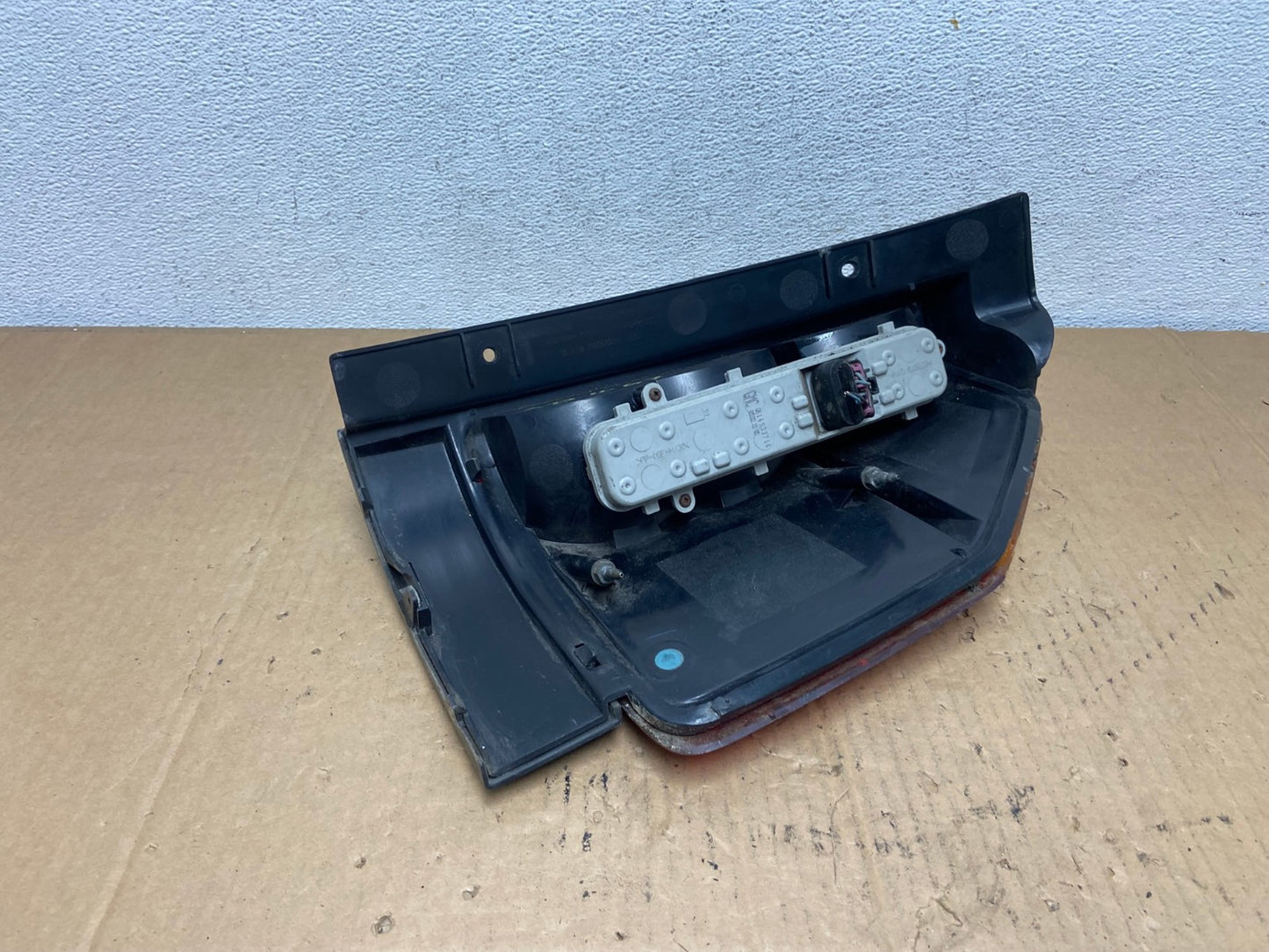 2002 to 2009 Gmc Envoy Left Driver Lh Side Tail Light AD1067 LK6