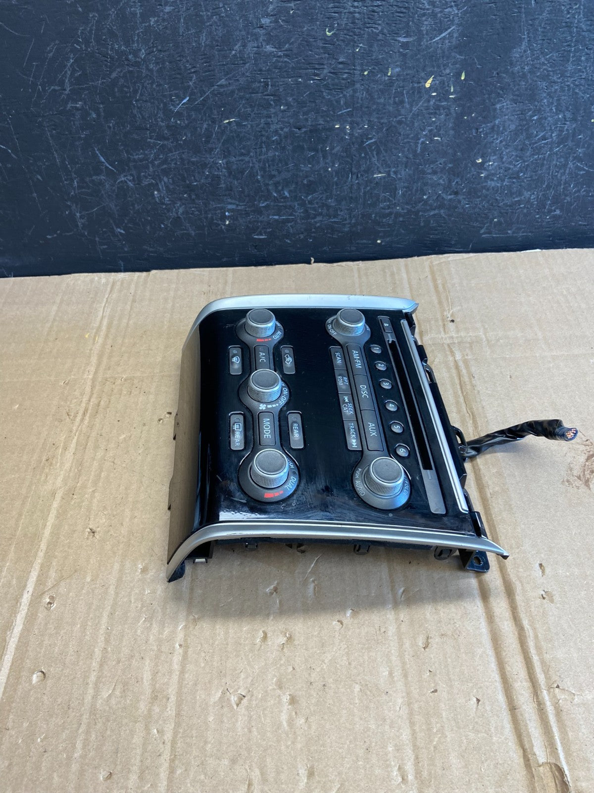 2013 to 2016 Nissan Pathfinder Radio Temperature Climate Control AD7100 DG2