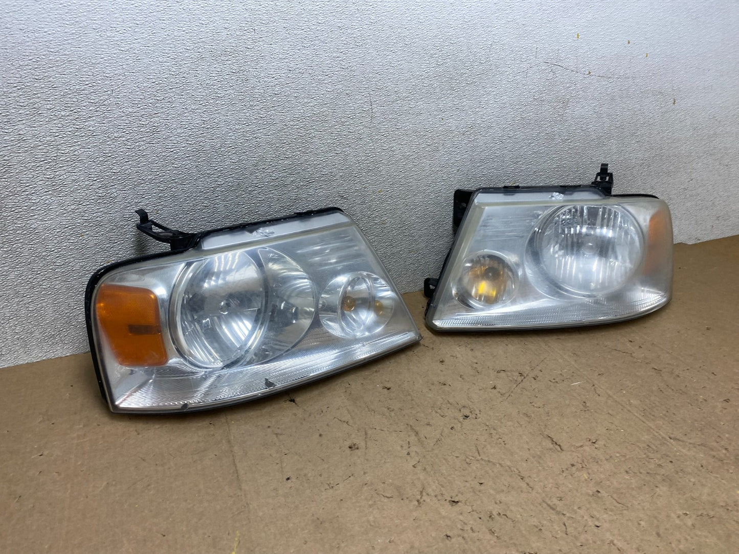2004 to 2008 Ford F-150 F150 Left+Right Halogen Headlights W9091 DW2