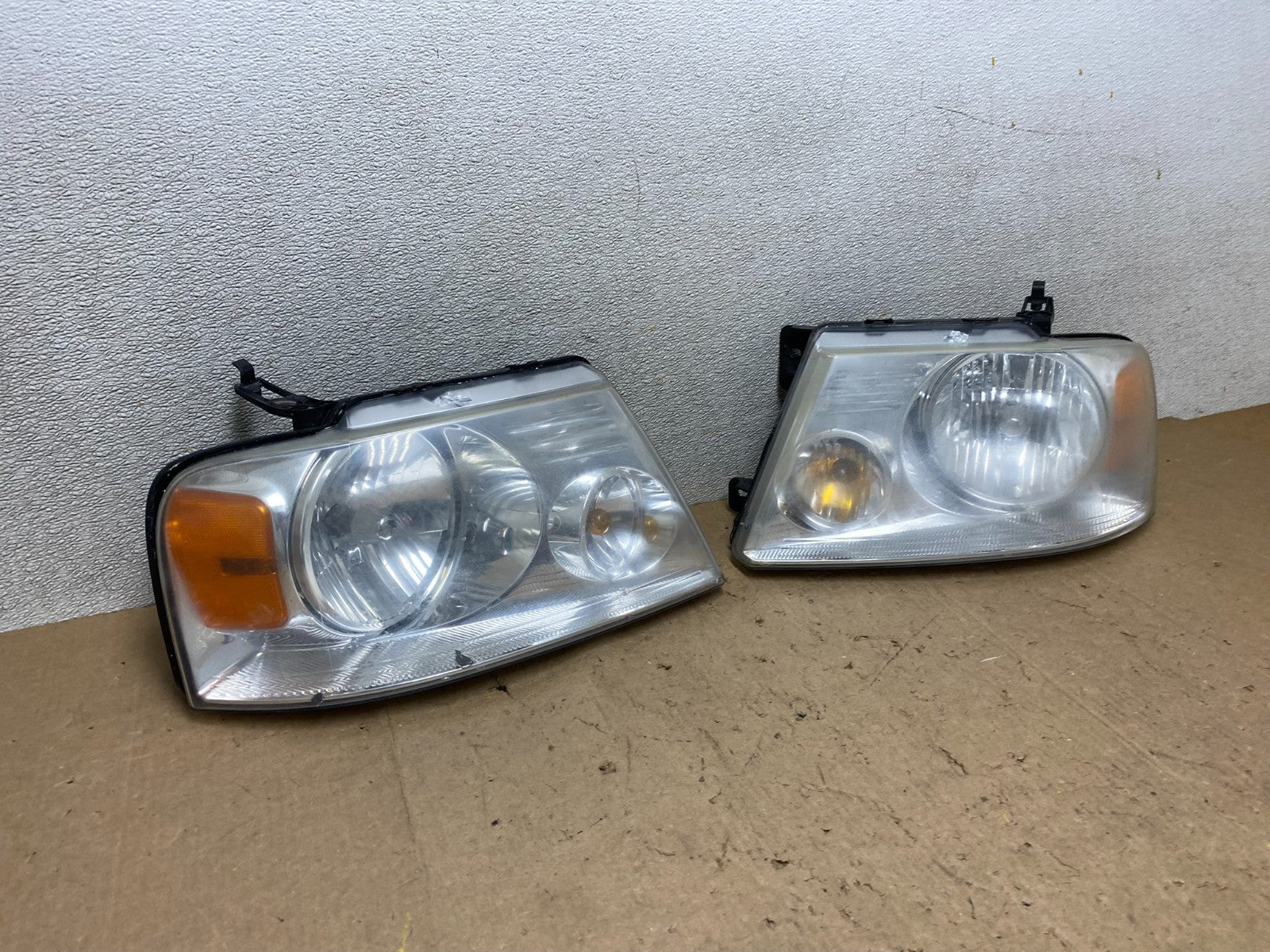 2004 to 2008 Ford F-150 F150 Left+Right Halogen Headlights W9091 DW2