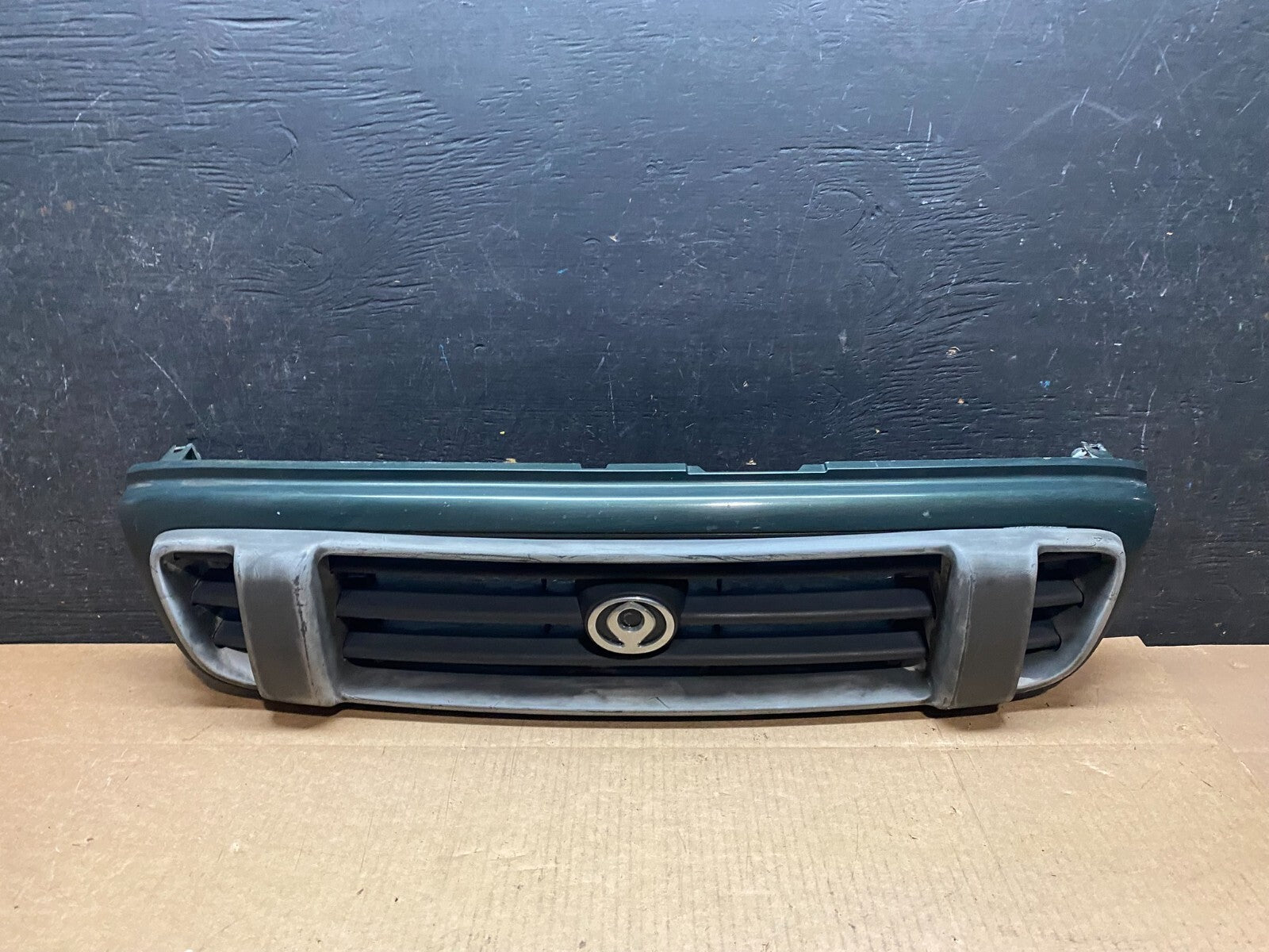 1996 to 1997 Mazda MPV Front Upper Grill Grille J3816 DG OEM0