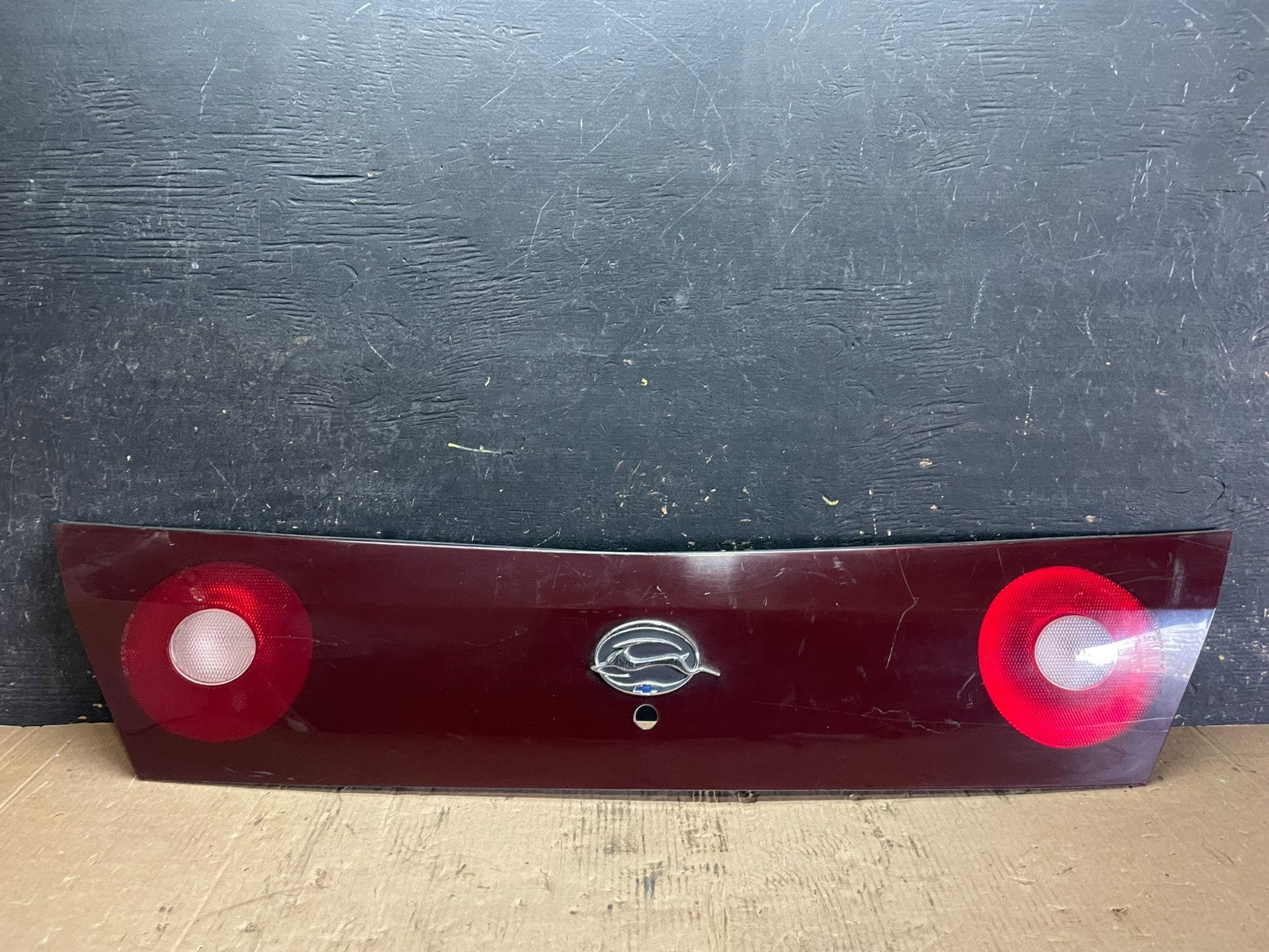 2000-2004 Chevrolet Impala Rear Trunk Center Finish Panel Tail Light Z5901 DG0