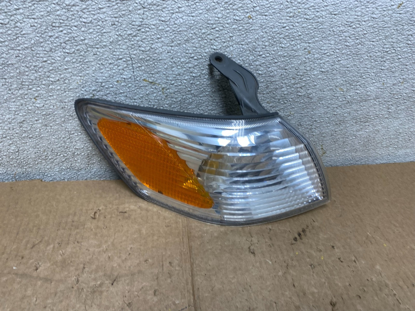 2000 - 2001 Toyota Camry Front Right Passenger RH Turn Signal Oem V3222 DW0
