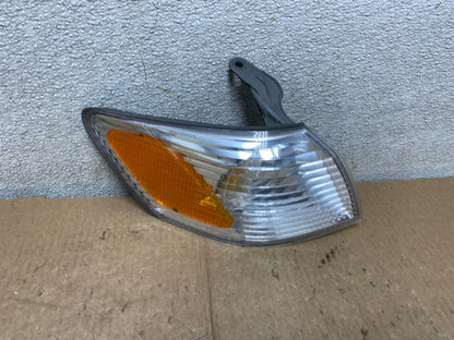 2000 - 2001 Toyota Camry Front Right Passenger RH Turn Signal Oem V3222 DW0