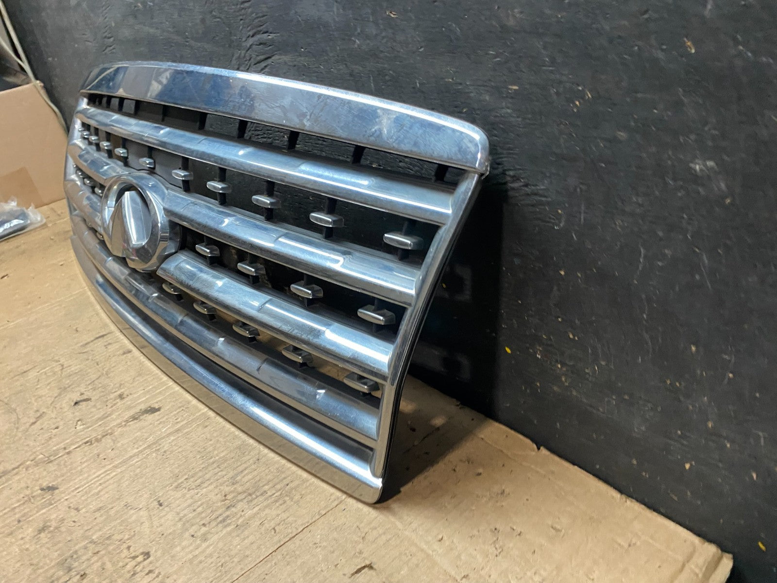 2008 to 2010 Infiniti QX56 Front Upper Chrome Grill Grille T4125 DG1