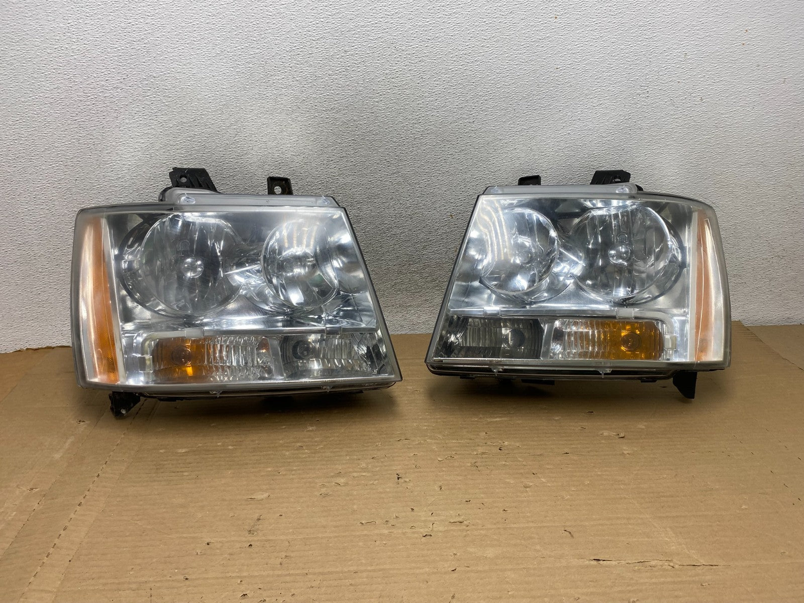2007 to 2013 Chevrolet Suburban Tahoe Left+Right Set Headlights AG8147 DW0