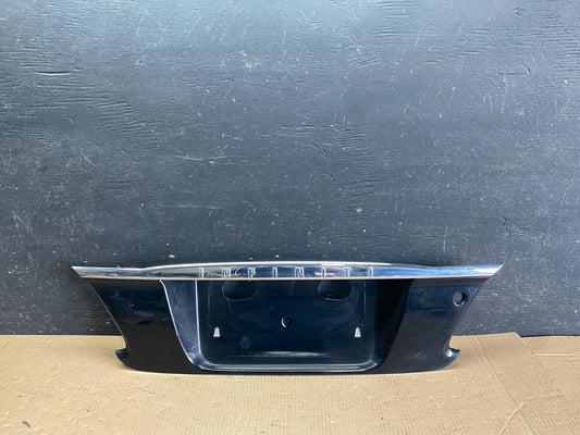 2000 2001 Infiniti I30 Rear Trunk Lid Finish Panel License Plate Trim P5956 DG0