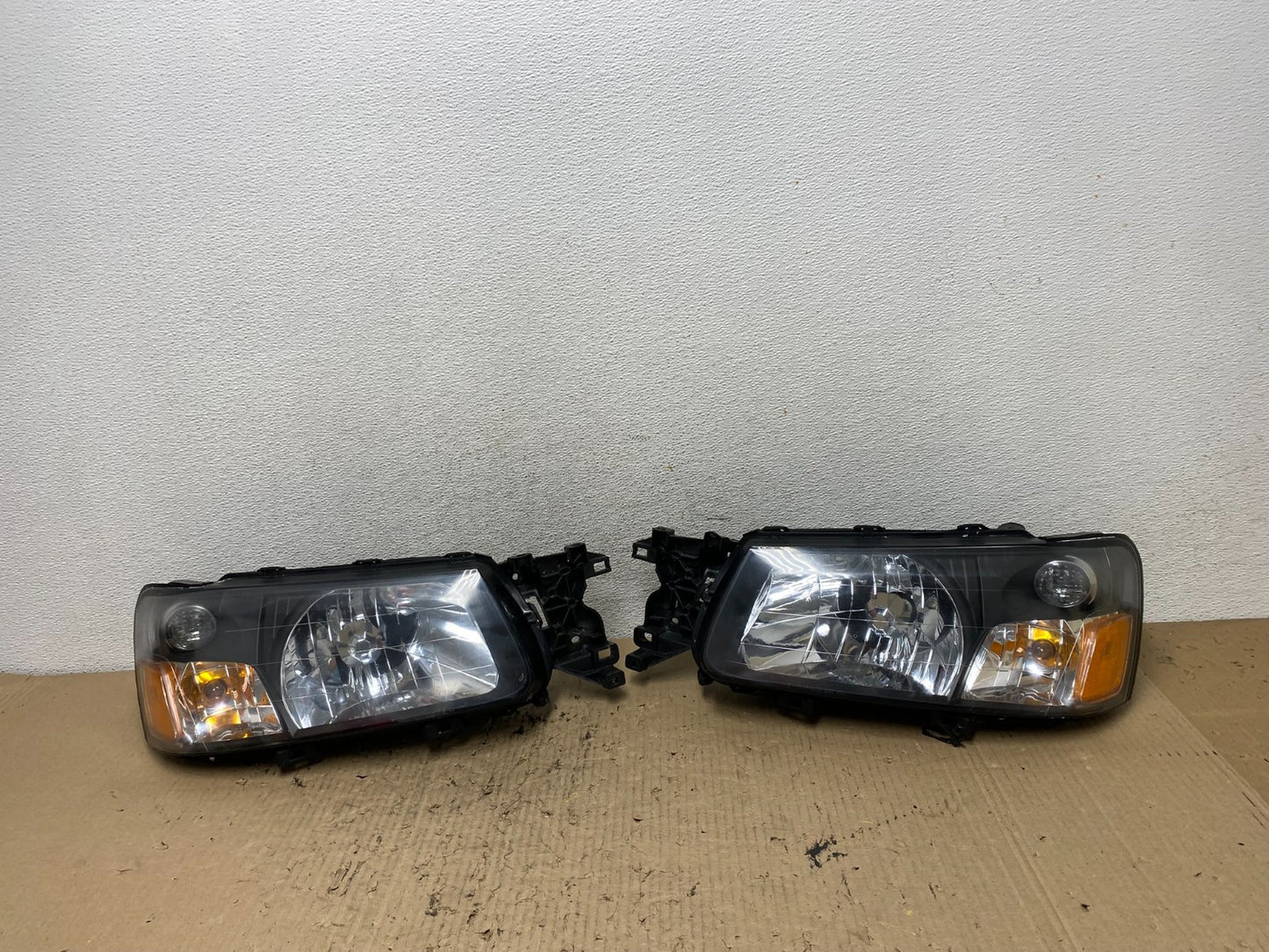 2003 2004 Subaru Forester Left+Right Headlights Halogen AF7100 DW0