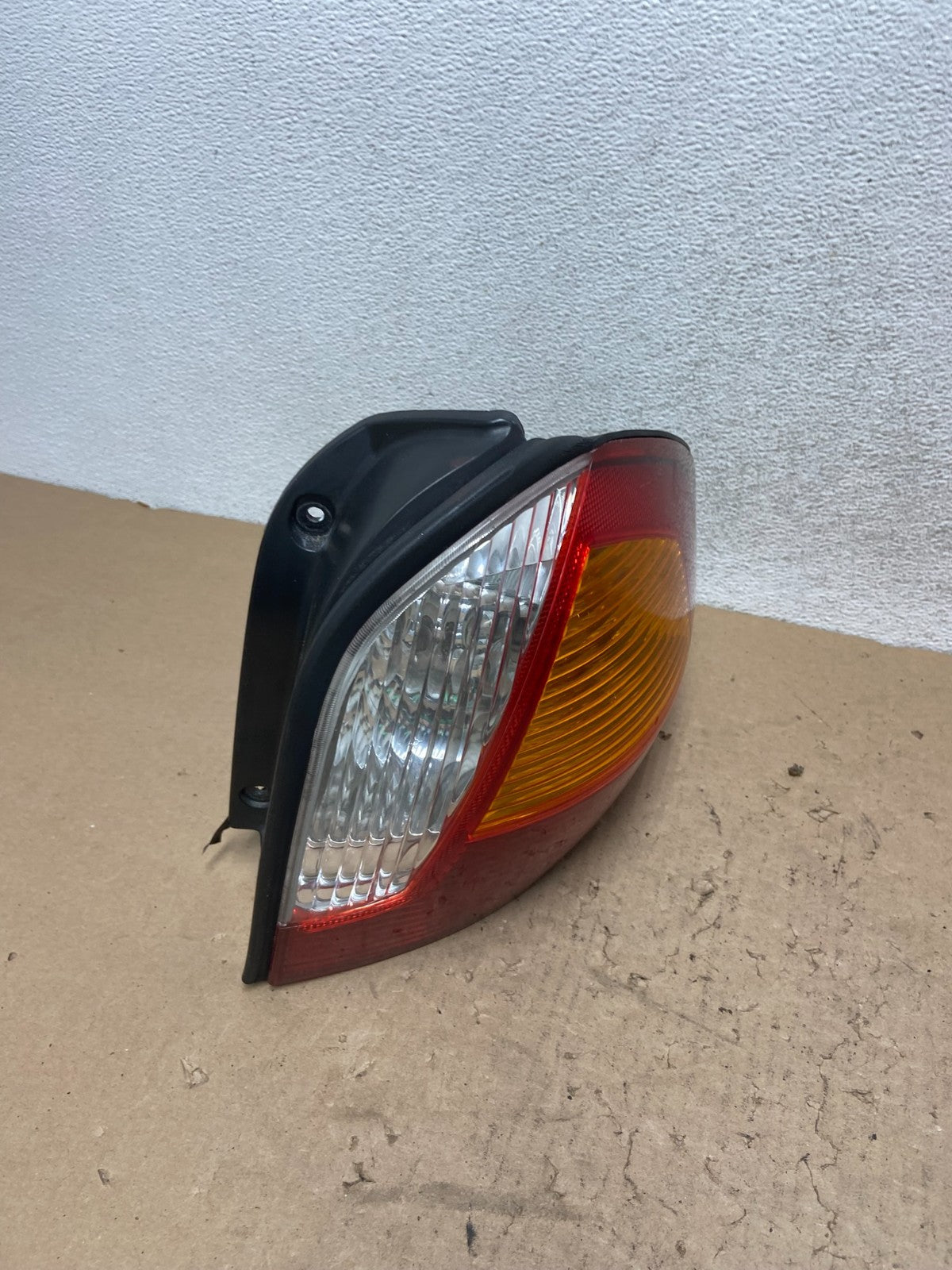 2001 - 2004 Hyundai Santa Fe Right Passenger Rh Side Tail Light AG4438 LK2