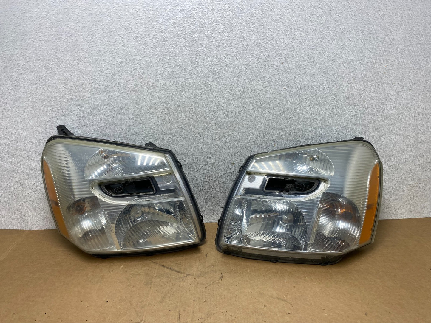 2005 to 2009 Chevrolet Equinox Left+Right Set Halogen Headlights AD6126 DW0