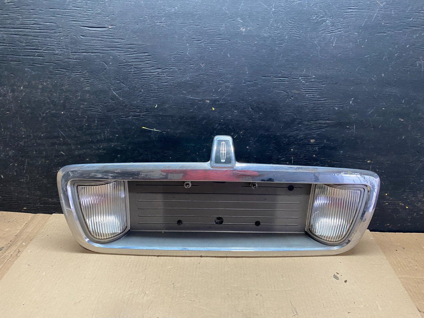 2003 to 2011 Lincoln Town Car Rear License Plate Trim Panel U7464 DG0