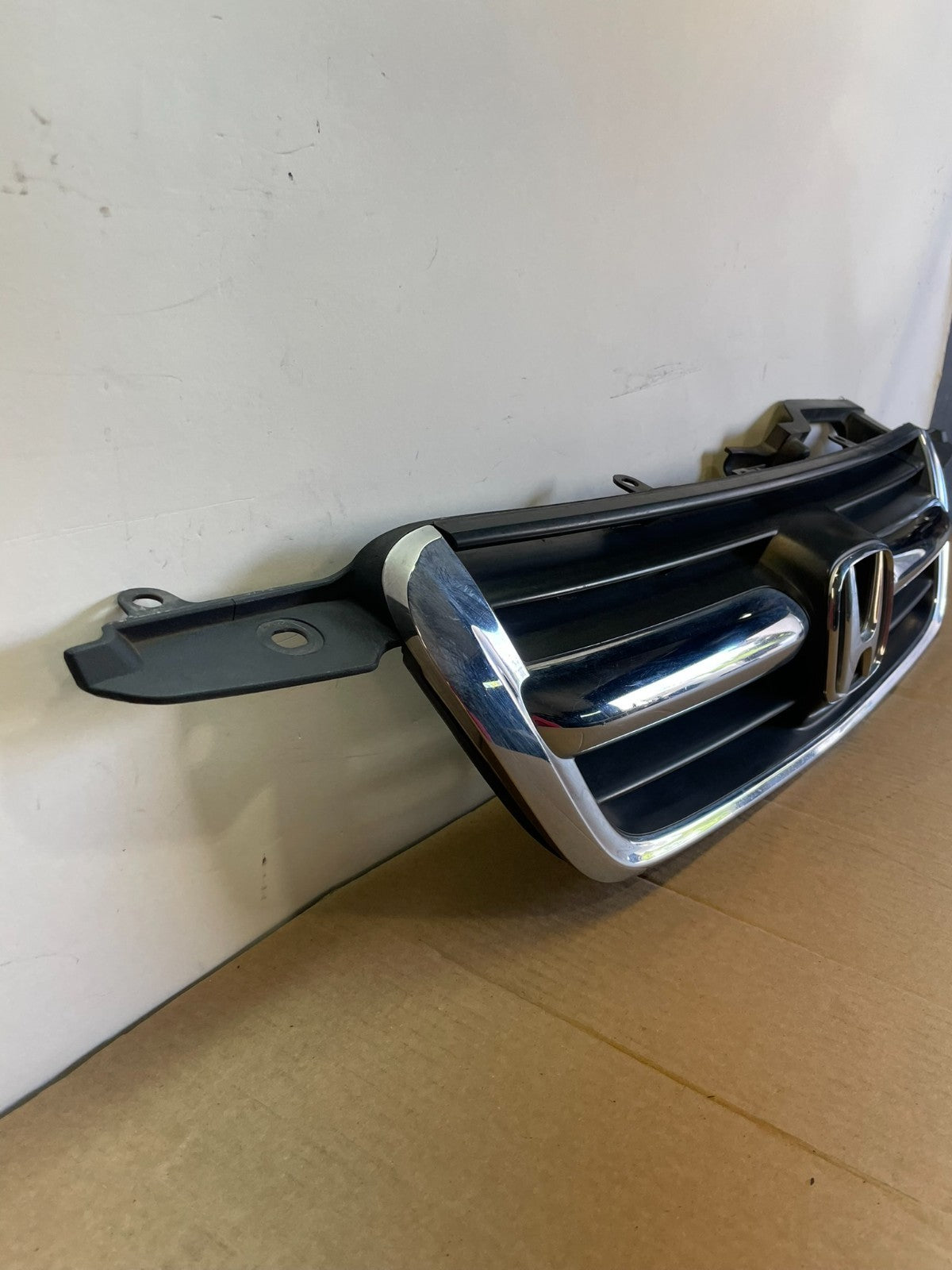 2002 to 2004 Honda CR-V CRV Front Upper Grille Grill Chrome AG9868 DG2