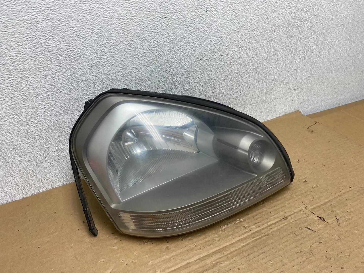 2005 to 2008 Hyundai Tucson Right Passenger Side Headlight AD3984 DW2