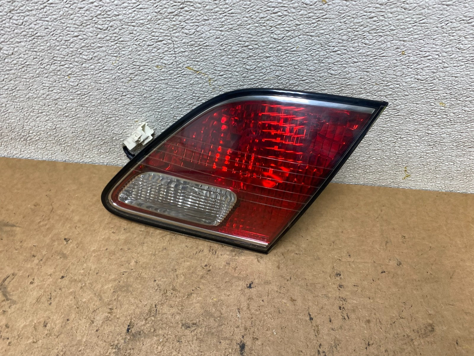 2002 2003 2004 Lexus Es300 Es330 Right Passenger Inner Tail Light Oem T0727 DW1