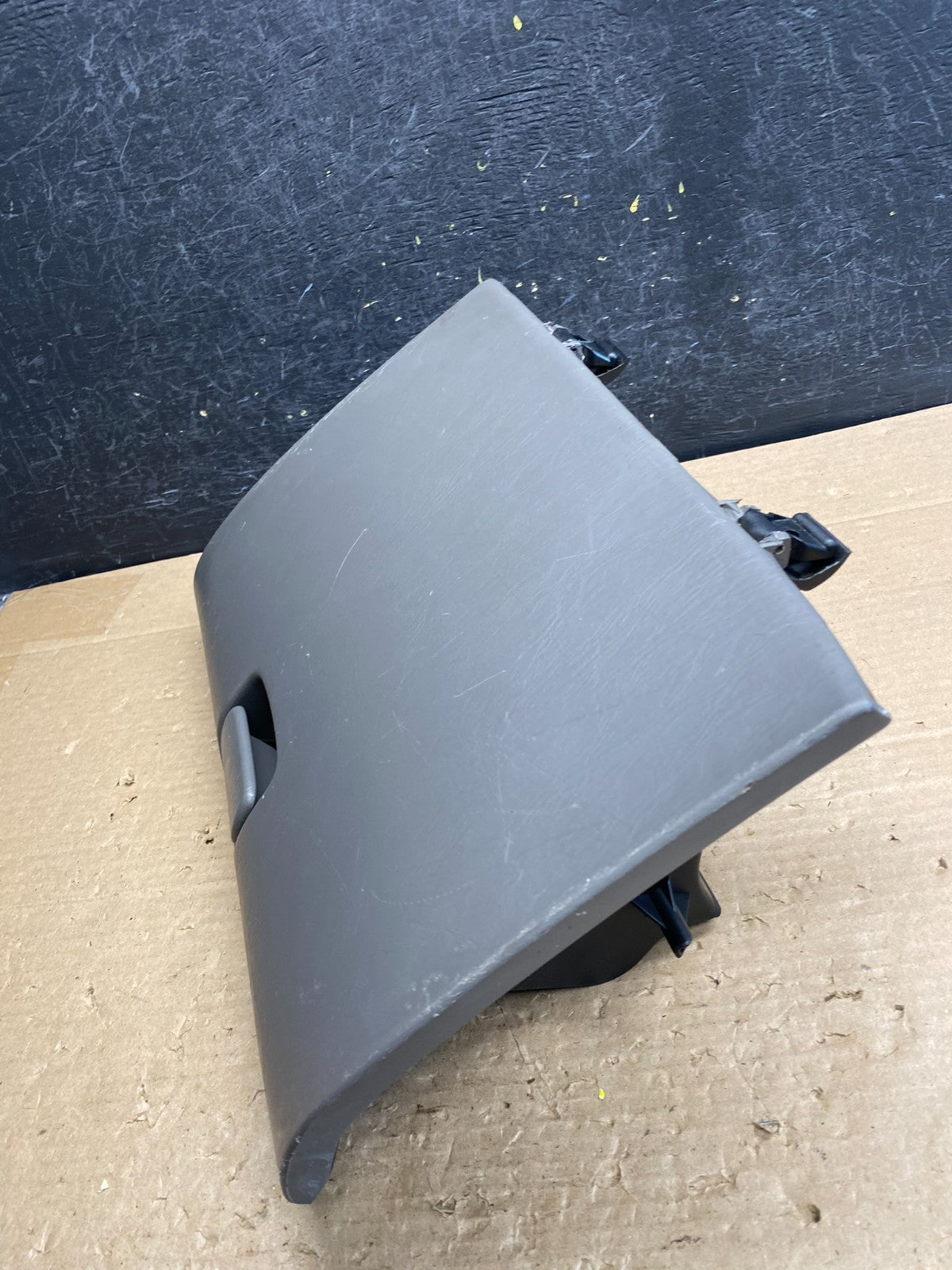 2001-2006 Toyota Sequoia Front Right Passenger Storage Glove Box AG8459 DG5