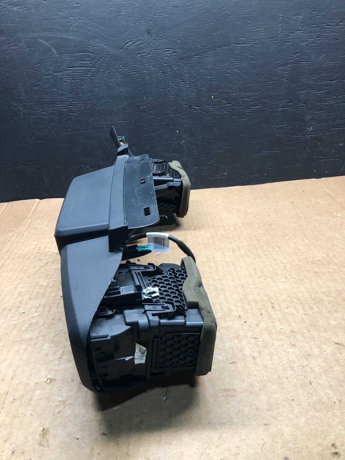 2020 to 2023 Ford Explorer Console Radio Display Screen Air Vents F9596 DG12
