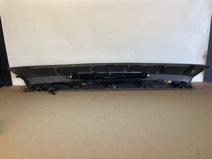2002 to 2006 Chevrolet Avalanche 1500 Cente Spoilerr 3rd Brake Light AG7580 DG4